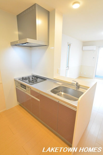 キッチン　グリル付３口コンロのシステムキッチンです。