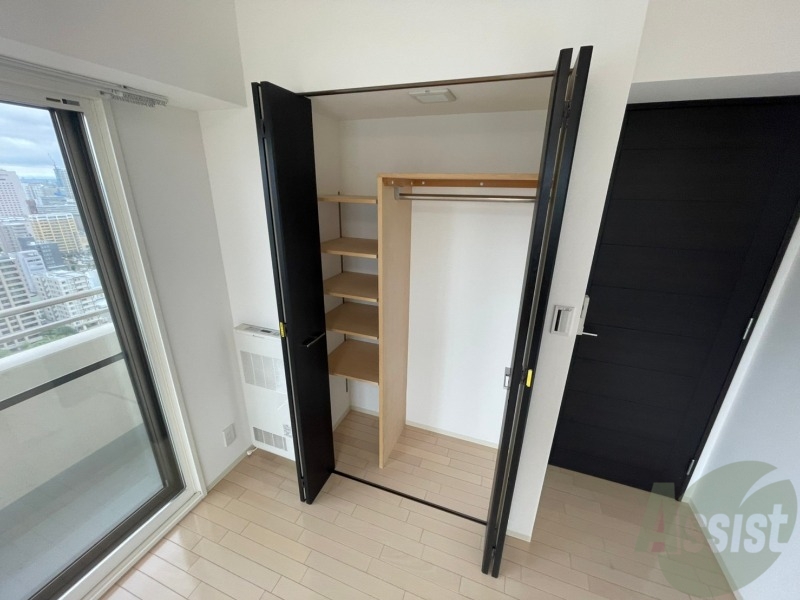 収納　こちらの収納にはハンガーをかけて服もしまえますね。