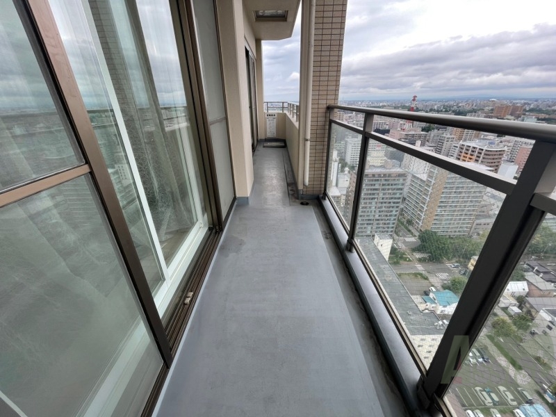 バルコニー　バルコニーは幅も広く全てのお部屋から出入りできます。