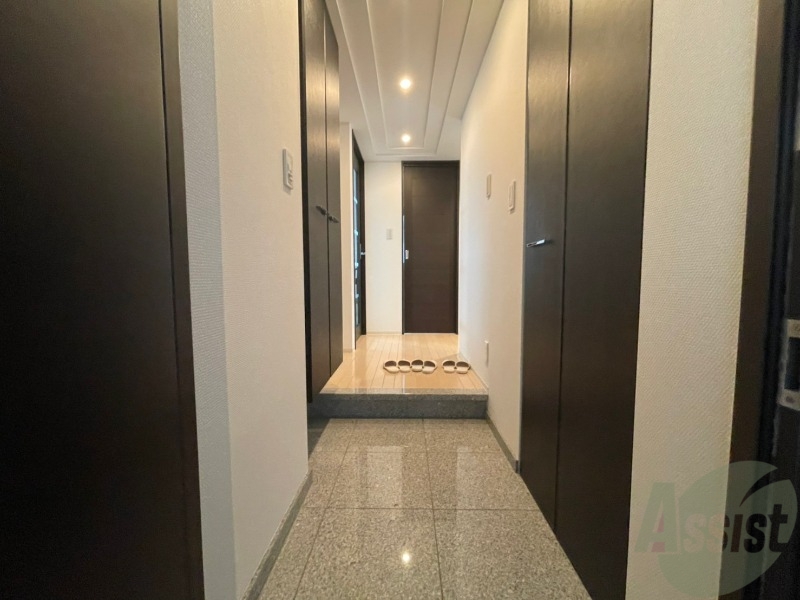 玄関　玄関です。ご覧の通り広々としていますね。