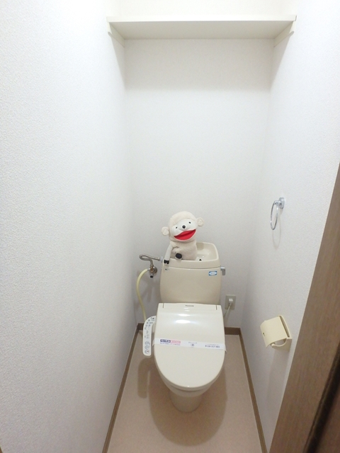 トイレ　●温水洗浄暖房便座付のトイレスペース。