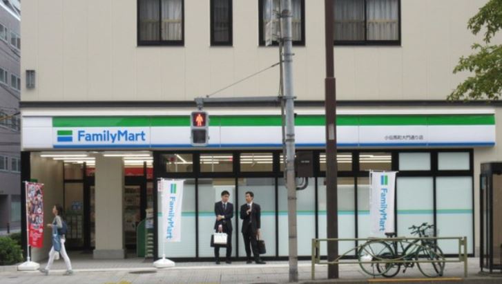 コンビニ　ファミリーマート 小伝馬町大門通り店（コンビニ）まで109m