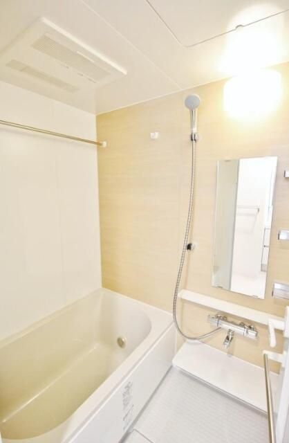 バス・シャワールーム　コンパクトで使いやすいお風呂です