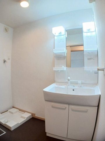 洗面設備　ゆったりとスペースのある洗面所