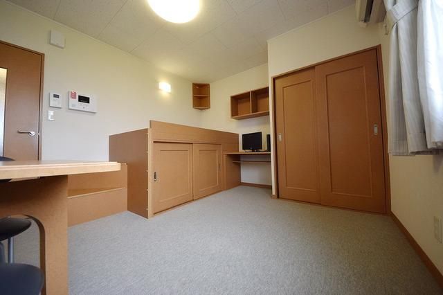 居室・リビング　1階はフローリング、2階はじゅうたんです。