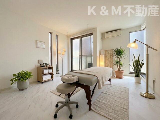 その他部屋・スペース　落ち着いた色調の寝室です