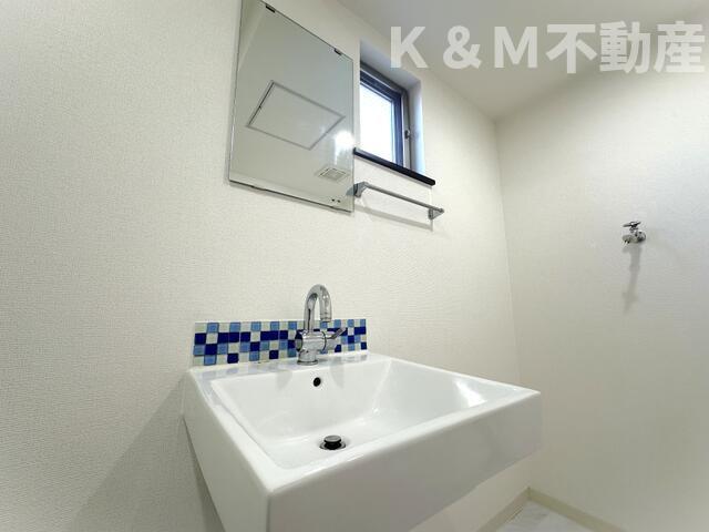 洗面設備　明るい洗面所です