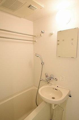 バス・シャワールーム　浴室乾燥機付きバス。