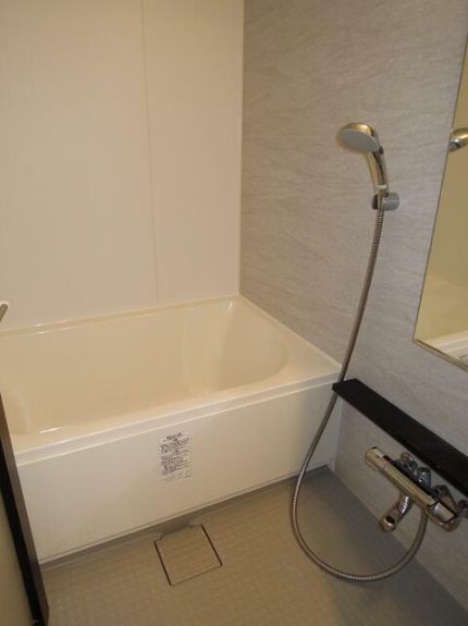 バス・シャワールーム　落ち着いた空間のお風呂です