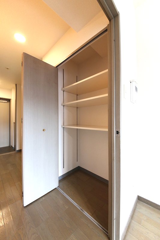 収納　廊下には扉付きストレージが備わります。