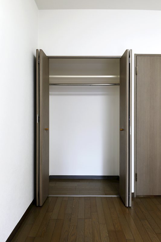 収納　居室には長尺な洋服も対応のクローゼットがあります。