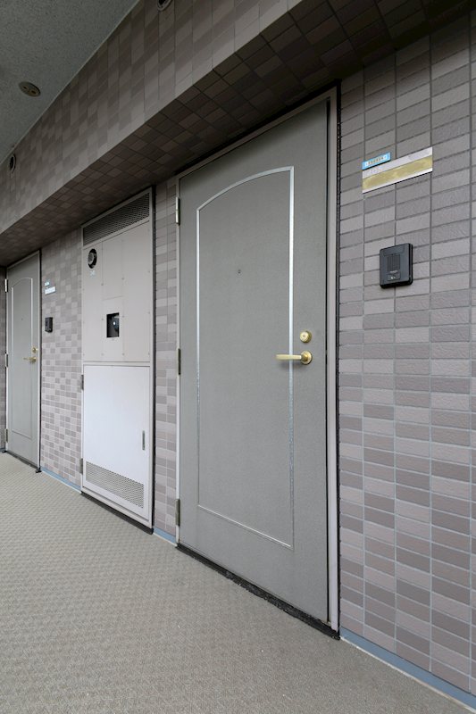 玄関　分譲マンション仕様な玄関扉。