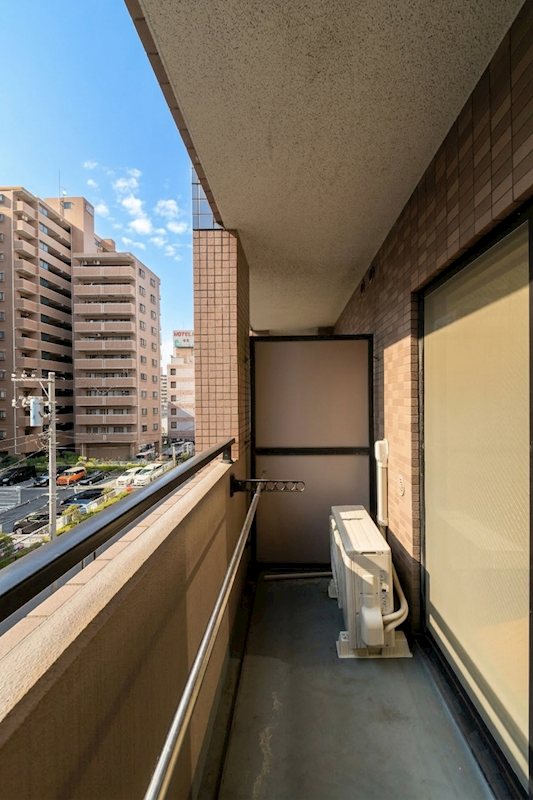 バルコニー　南向きのベランダには洗濯物が干せます。