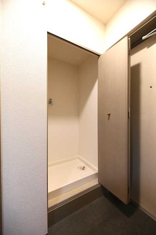 収納　洗濯機置場には扉があり格納できます。