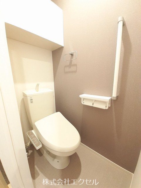 トイレ　温水洗浄便座です。