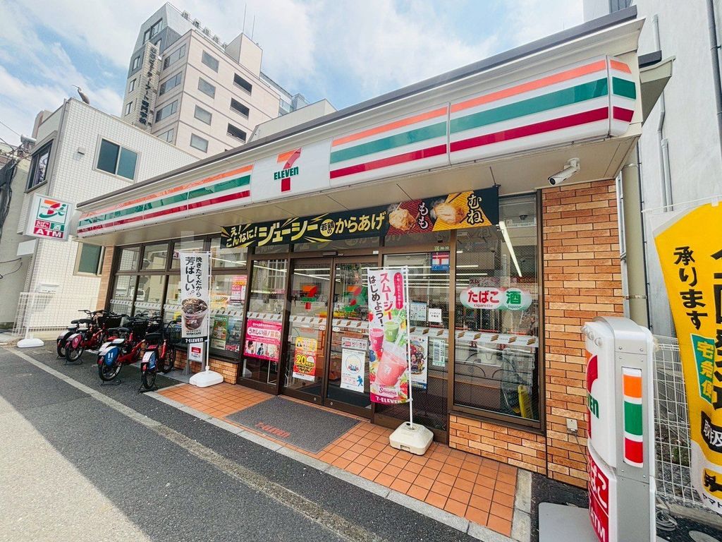 コンビニ　セブンイレブン本郷三丁目駅前店（コンビニ）まで300m