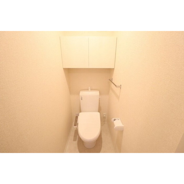 トイレ　気遣いを感じる棚やホルダー