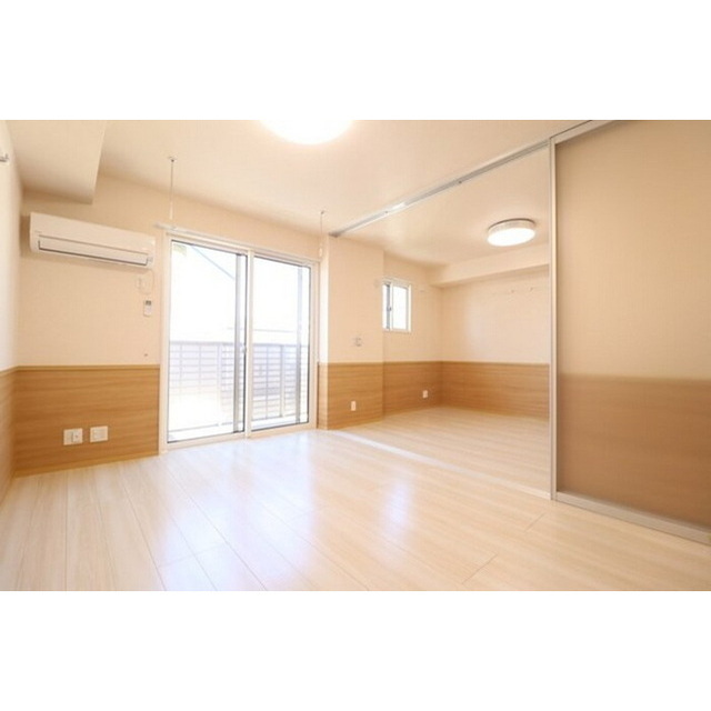 居室・リビング　明るい日差しの室内