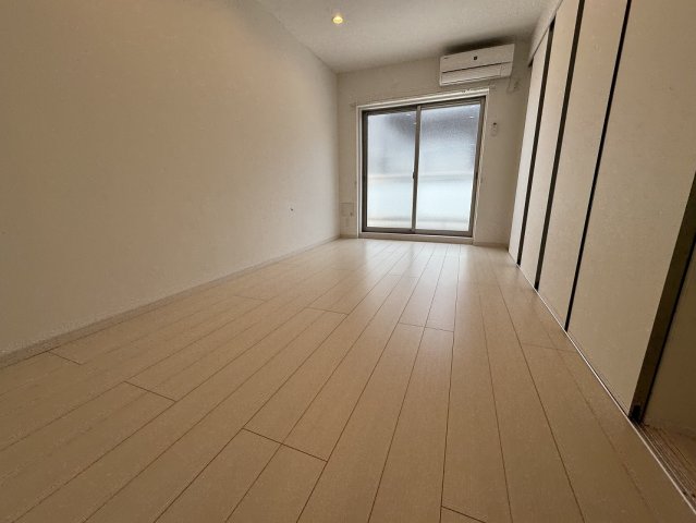 その他部屋・スペース　落ち着いた色調の寝室です