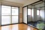 居室・リビング　キレイなフローリングと大きなお窓が特徴的なお部屋です。