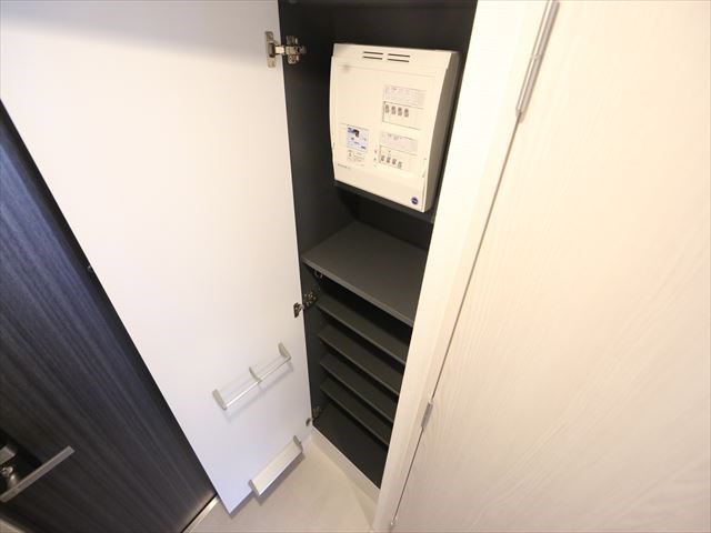 玄関　玄関　シューズボックス付（収納充実してます）