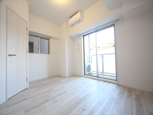 居室・リビング　洋室7.8帖　2面採光　エアコン完備　バルコニー