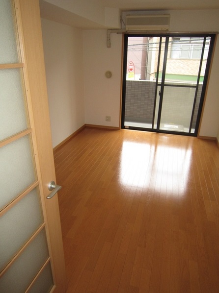 居室・リビング　「落ち着いた色合いの床材を使用した居住空間」