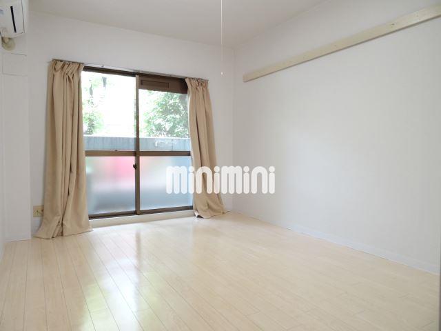 居室・リビング　白くて清潔感のあるお部屋です。