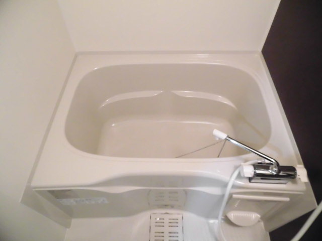 バス・シャワールーム　ゆとりのある浴槽でしっかり浸かれます。