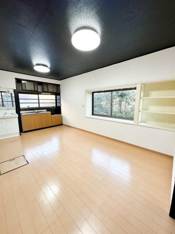 その他部屋・スペース　リビングには棚と出窓がついています