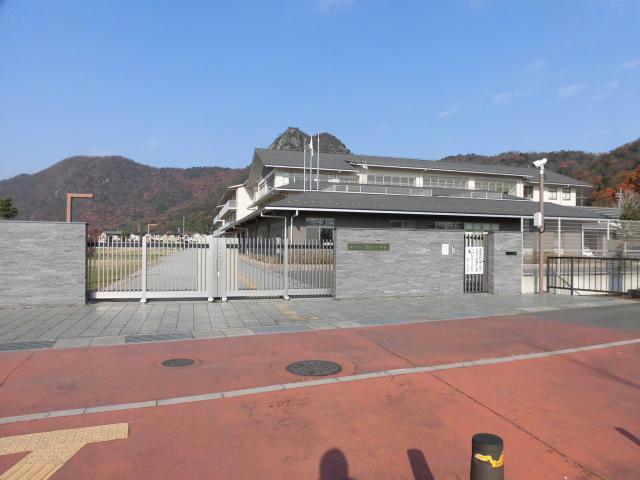 小学校　東近江市立箕作小学校（小学校）まで614m