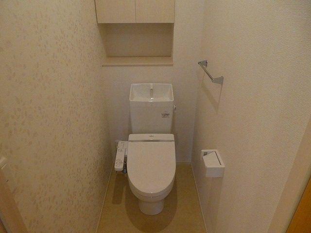 トイレ　温水洗浄便座付きのトイレです。