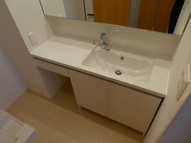 洗面設備　シャンプードレッサーの独立洗面台です。