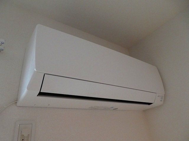 その他設備　リビングにエアコン一基付いています。