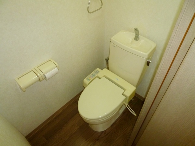 トイレ　温水洗浄便座付きのトイレです♪