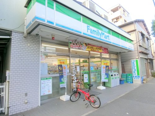コンビニ　familymart（コンビニ）まで525m