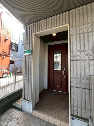 エントランス　落ち着いたエントランスです