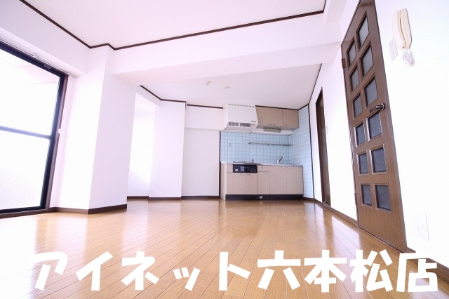 居室・リビング　家具の配置に困らないリビングですね