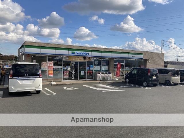 コンビニ　ファミリーマート富士中野店（コンビニ）まで741m