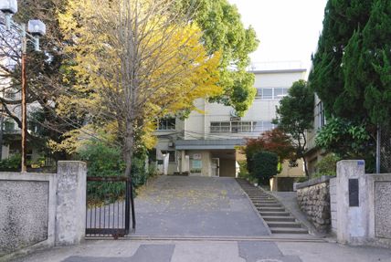 中学校　鳩ヶ谷中学校（中学校）まで297m