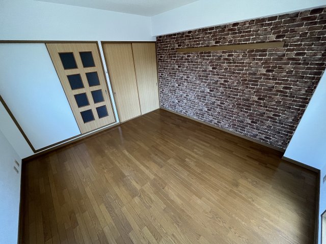 その他部屋・スペース　落ち着いた色調の寝室です