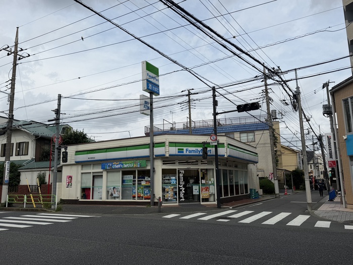 コンビニ　ファミリーマート（コンビニ）まで93m
