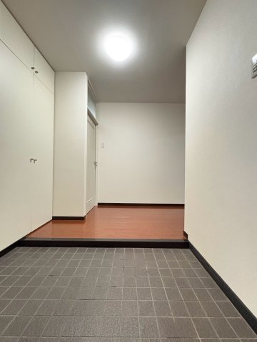 白鷹松下町マンションの玄関写真