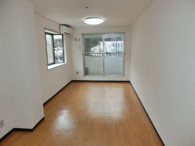 居室・リビング　2面採光の明るいお部屋です