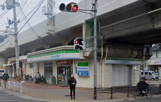 コンビニ　ファミリーマート 小阪駅前店（コンビニ）まで135m