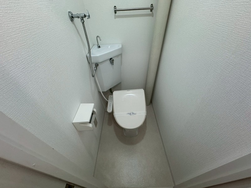 トイレ　ウォシュレット機能がついたトイレ。安心して使用できますね。