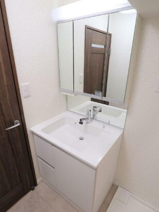 洗面設備　コンパクトで使いやすい洗面所