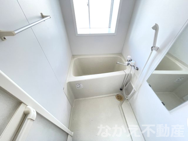 バス・シャワールーム　コンパクトで使いやすいお風呂です