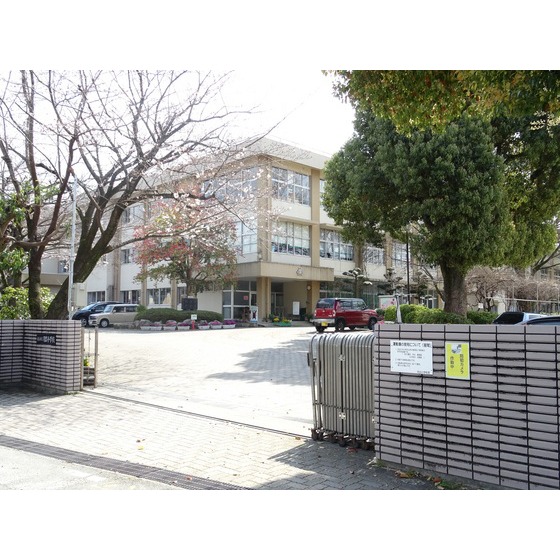 小学校　熊本市立月出小学校（小学校）まで806m