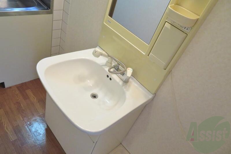 洗面設備　居室手前にある洗面化粧台、身だしなみはこちらですね